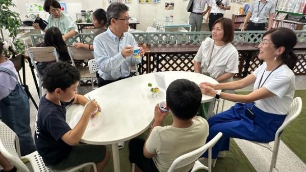 知事による日南市の吾田東小学校児童クラブ視察の様子1