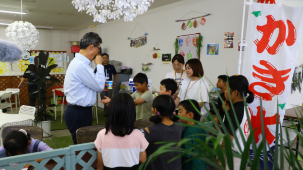 知事による日南市の吾田東小学校児童クラブ視察の様子2