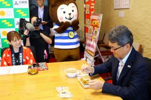 試食する知事