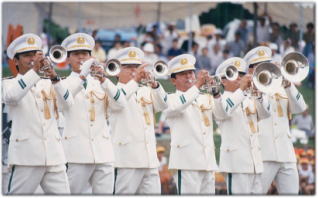 加納小学校運動会で演奏を行なっている画像