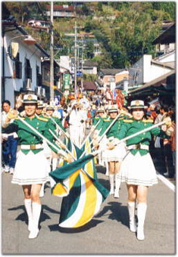 椎葉村平家祭りで演奏を行なっている画像