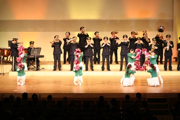 清武町文化会館演奏会で演奏をしている画像