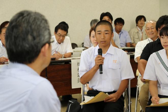 知事に質問する参加者