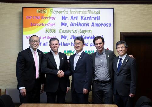 河野知事・郡司副知事とMGMリゾーツ・インターナショナルからの表敬者の集合写真