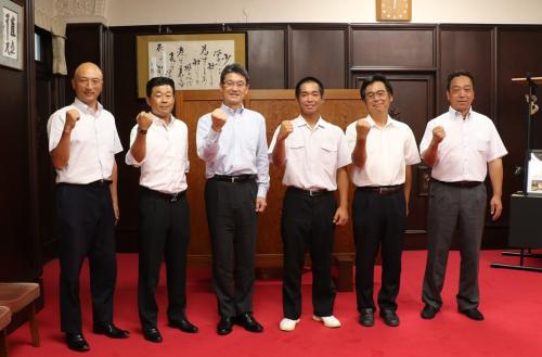 表敬参加者と知事の集合写真