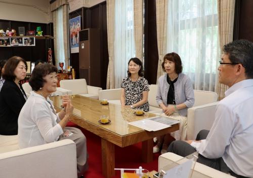 バイオレットコーラスの皆さんから活動報告を受ける河野知事の写真