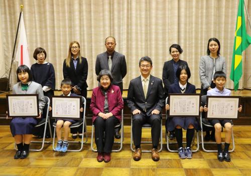 「家庭の日」ポスターコンクール表彰者と河野知事の集合写真