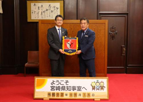 鹿島アントラーズ鈴木強化部長と知事のツーショット写真