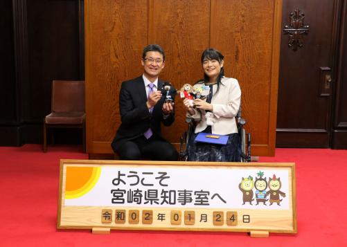 広報アンバサダーの野田さんと河野知事の写真