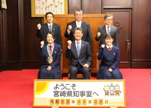 表敬参加者の皆さんと河野知事の集合写真
