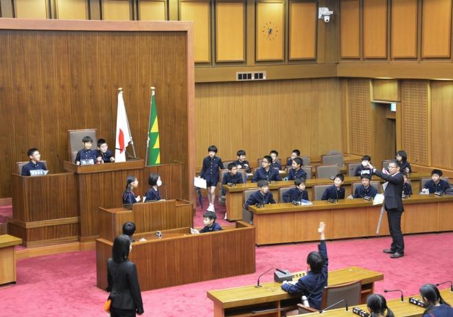 県議会議場見学の様子