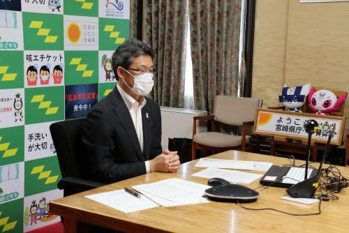 会議にのぞむ河野知事の写真