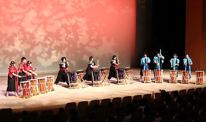 支援学校と高等学校による太鼓の演奏