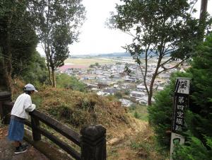 城跡から戦国時代の古戦場を眺望中
