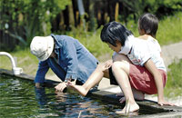 貯水槽で遊ぶ親子