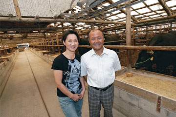 福永廣文さんと妻の真美子さん