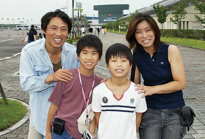 前田哲さん、由美子さん、曜(あきら)くん、拡(ひろむ)くん