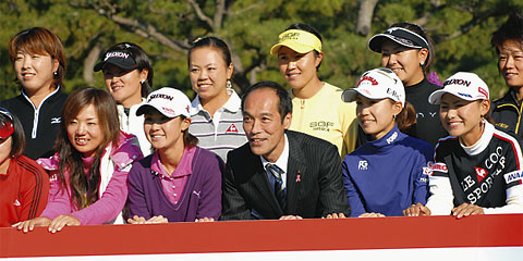女子選手と記念撮影