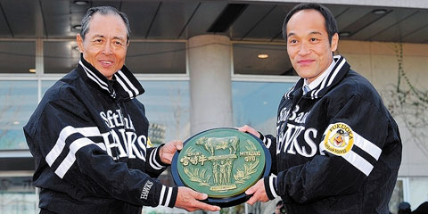ソフトバンクホークス王監督に宮崎牛などを贈呈