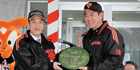 巨人軍原監督に宮崎牛などを贈呈